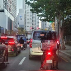 아이들 학원에 드라이빙